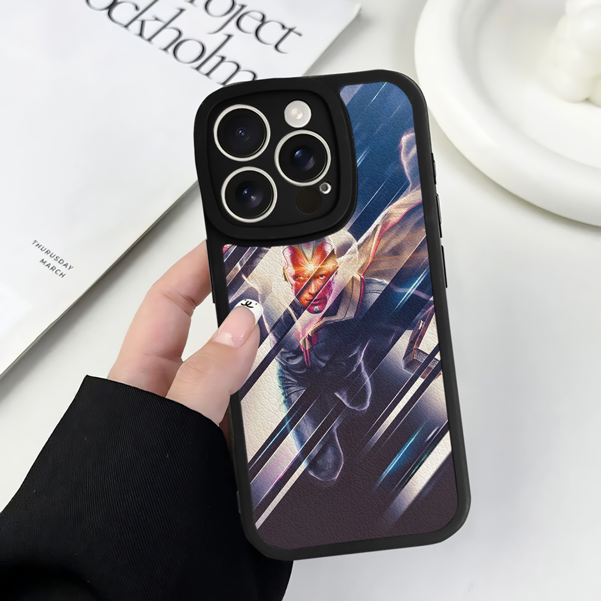 （画像用） アベンジャーズ The Avengers 【iPhone 16シリーズ対応】シリコンスマホケース（レザー調） 材質：シリコン